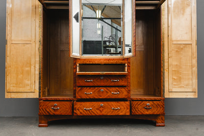 Beeindruckender Jugendstil Kleiderschrank