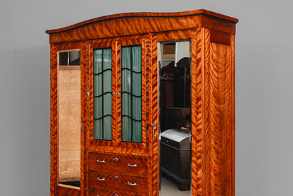 Beeindruckender Jugendstil Kleiderschrank