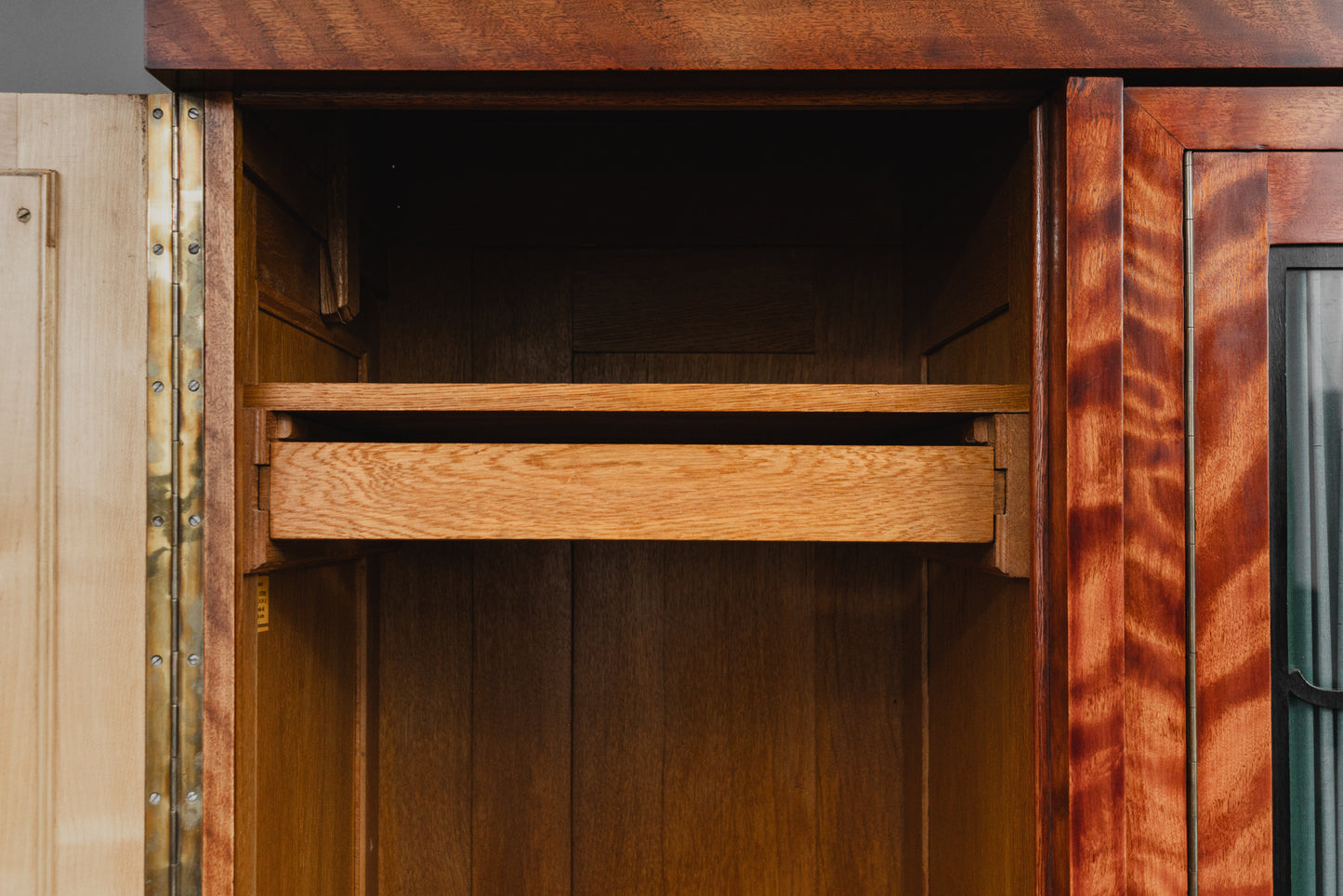 Beeindruckender Jugendstil Kleiderschrank