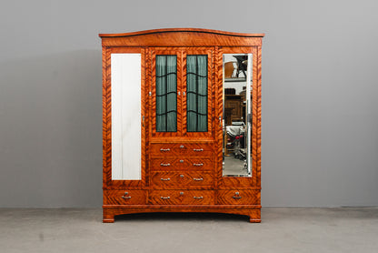 Beeindruckender Jugendstil Kleiderschrank