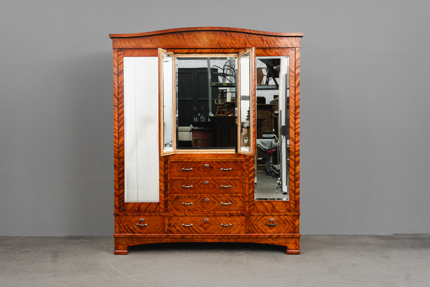 Beeindruckender Jugendstil Kleiderschrank