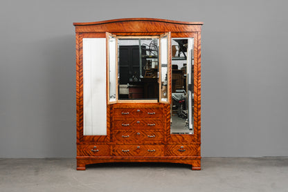 Beeindruckender Jugendstil Kleiderschrank