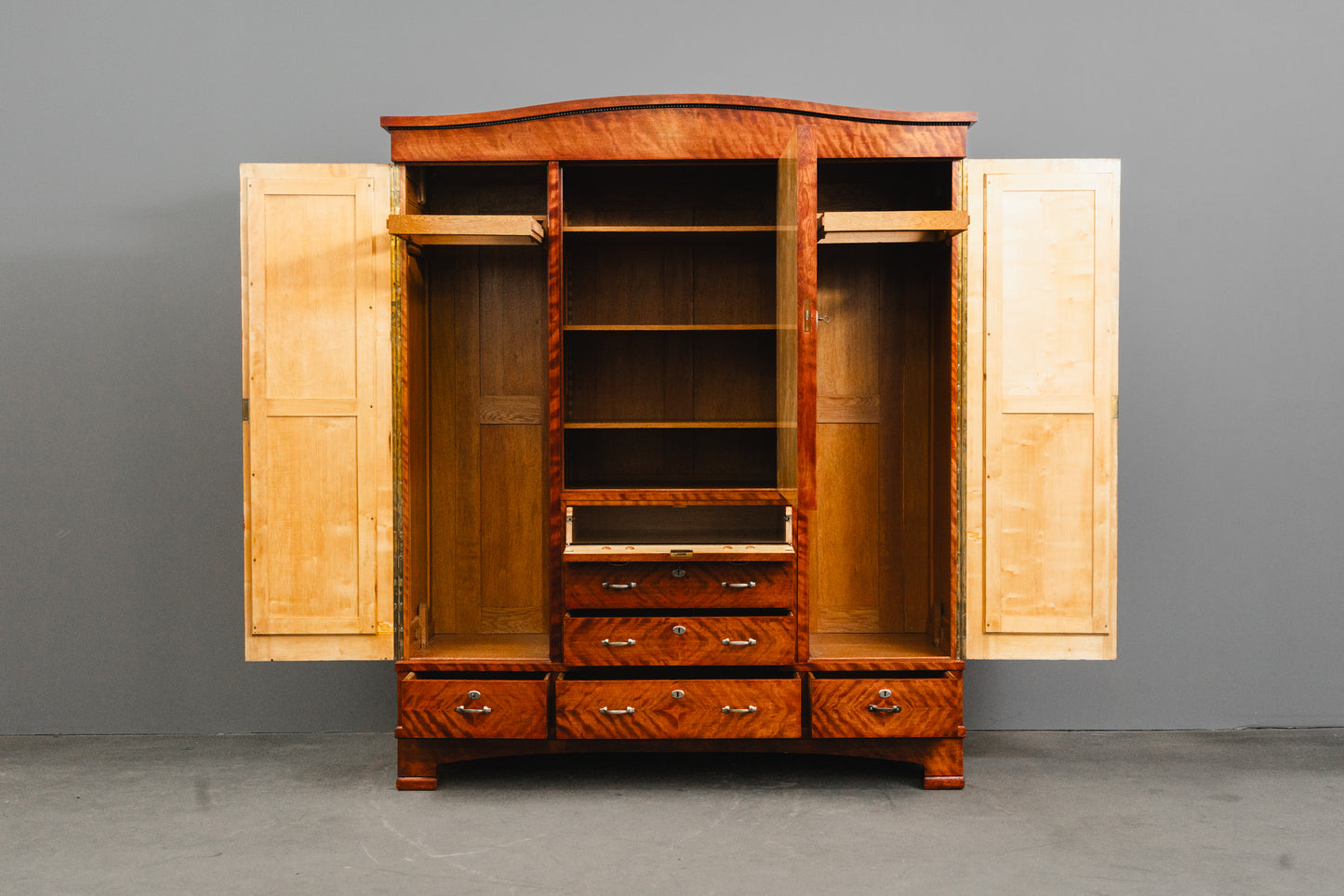 Beeindruckender Jugendstil Kleiderschrank