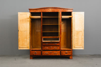 Beeindruckender Jugendstil Kleiderschrank