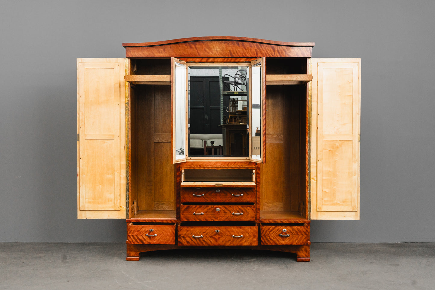 Beeindruckender Jugendstil Kleiderschrank
