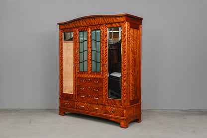 Beeindruckender Jugendstil Kleiderschrank