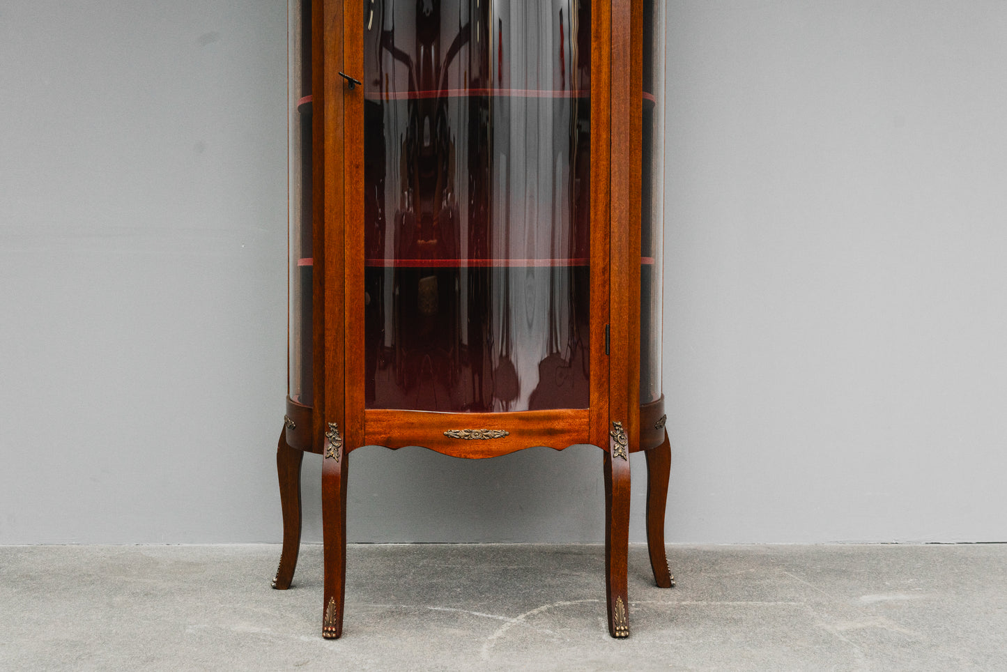 Elegante kleine Vitrine