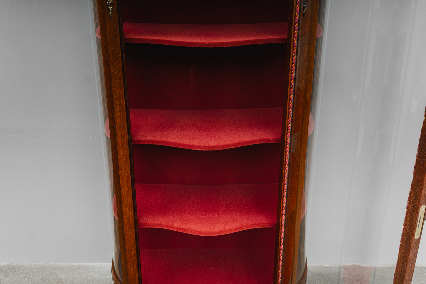 Elegante kleine Vitrine