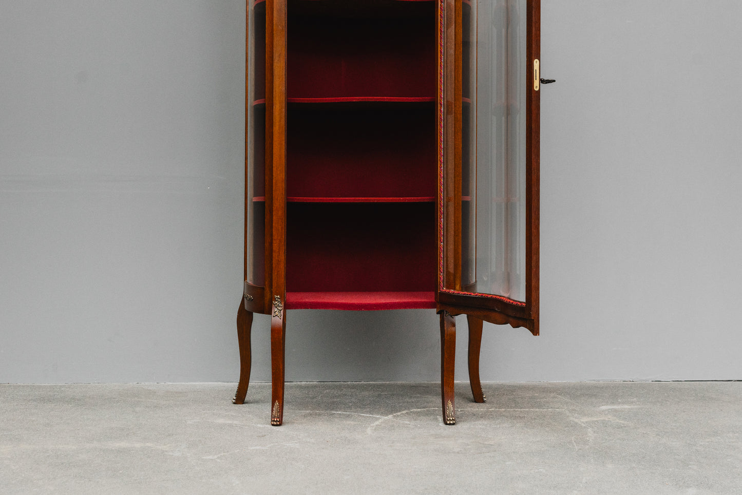 Elegante kleine Vitrine