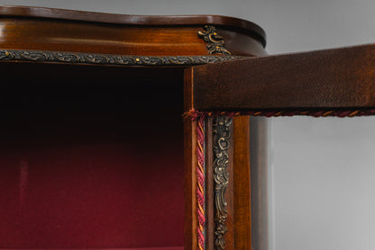 Elegante kleine Vitrine