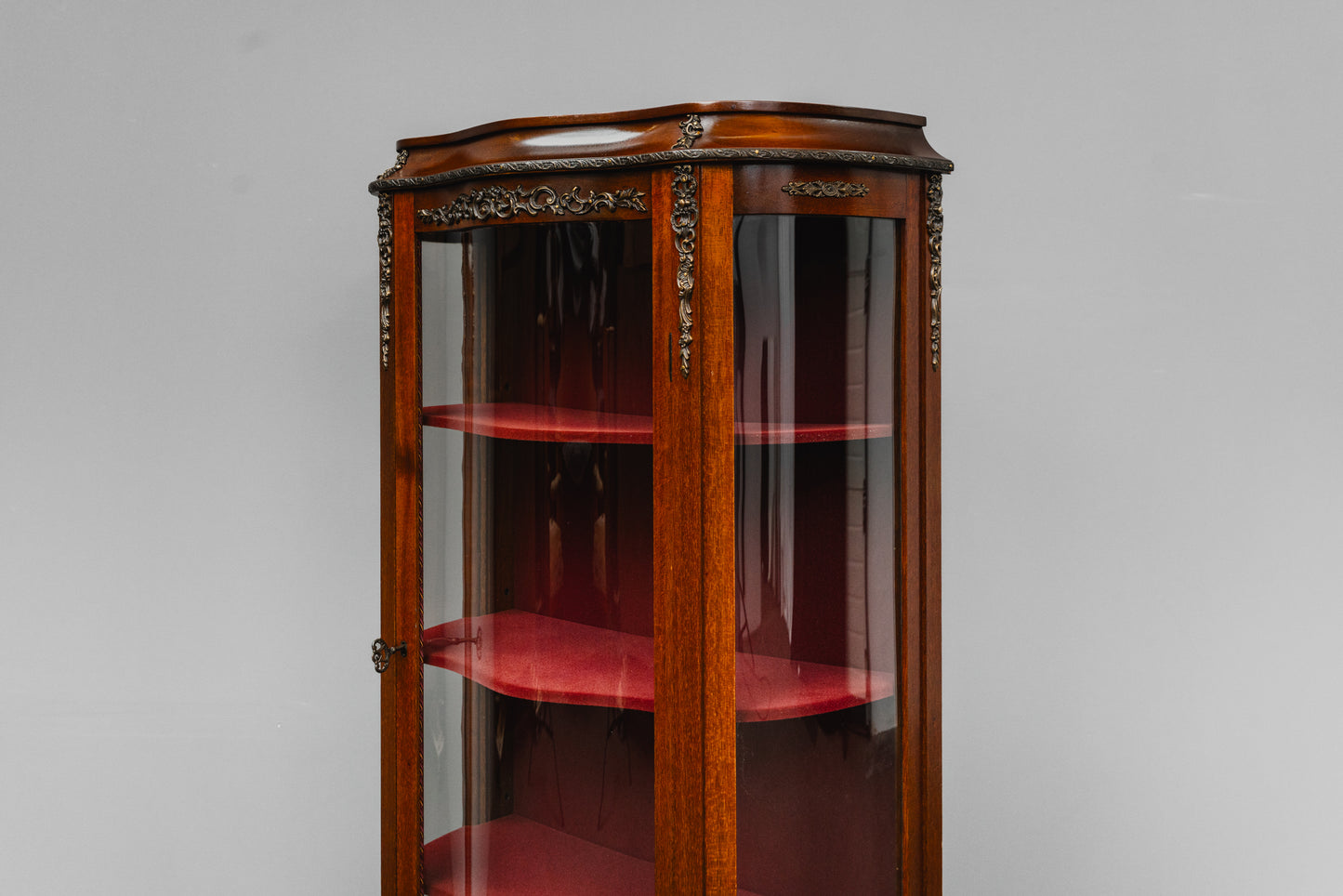Elegante kleine Vitrine