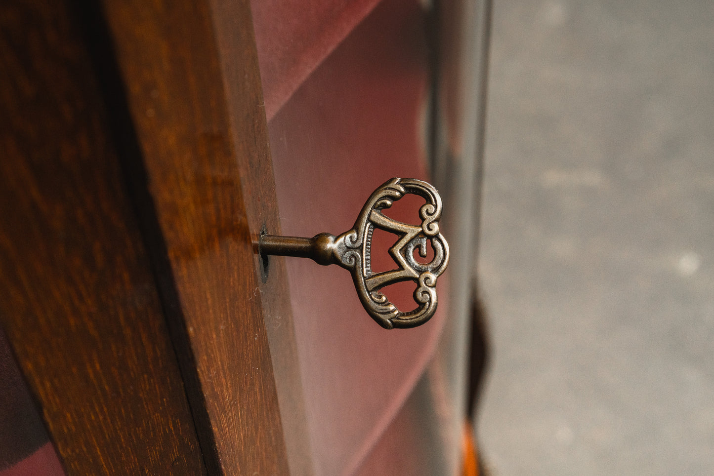 Elegante kleine Vitrine