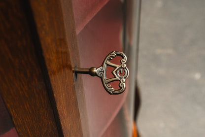 Elegante kleine Vitrine