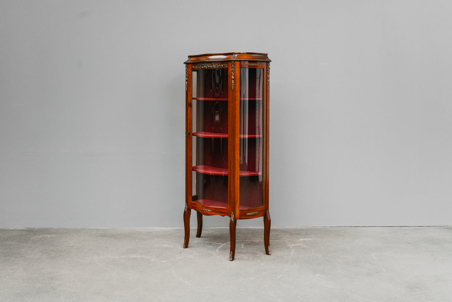Elegante kleine Vitrine