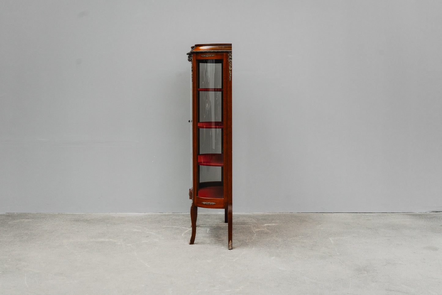 Elegante kleine Vitrine
