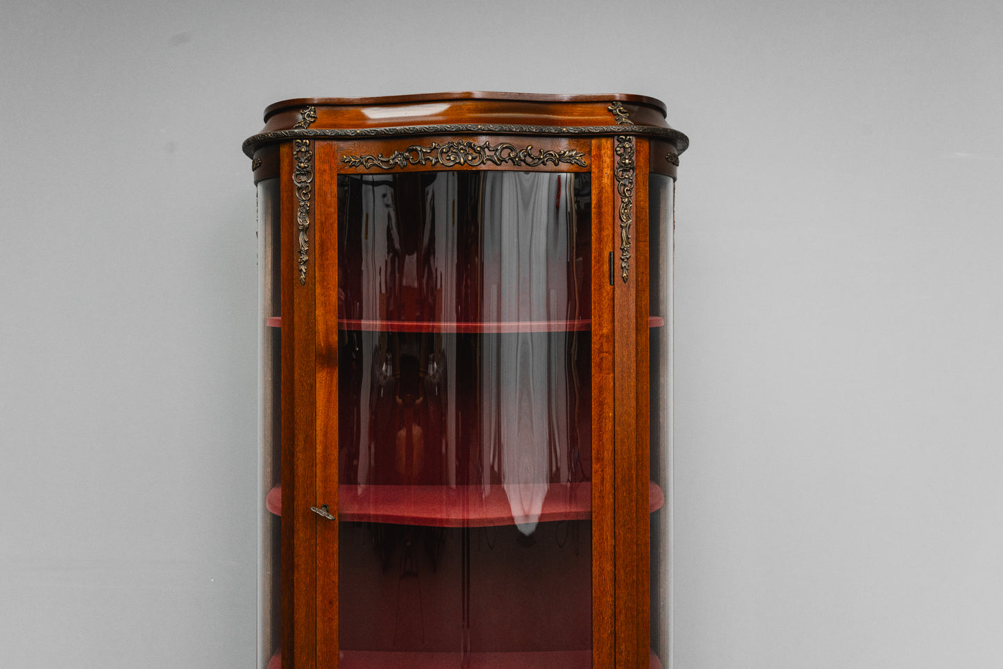 Elegante kleine Vitrine