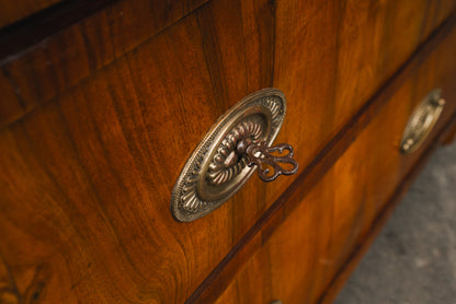 Biedermeier Kommode in Nussbaum - erste Hälfte des 19.Jahrhunderts