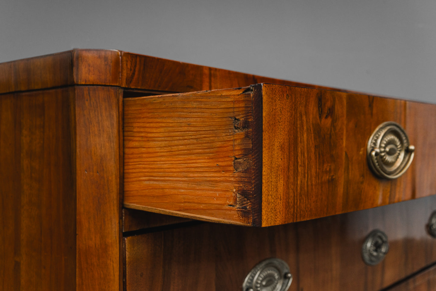 Biedermeier Kommode in Nussbaum - erste Hälfte des 19.Jahrhunderts