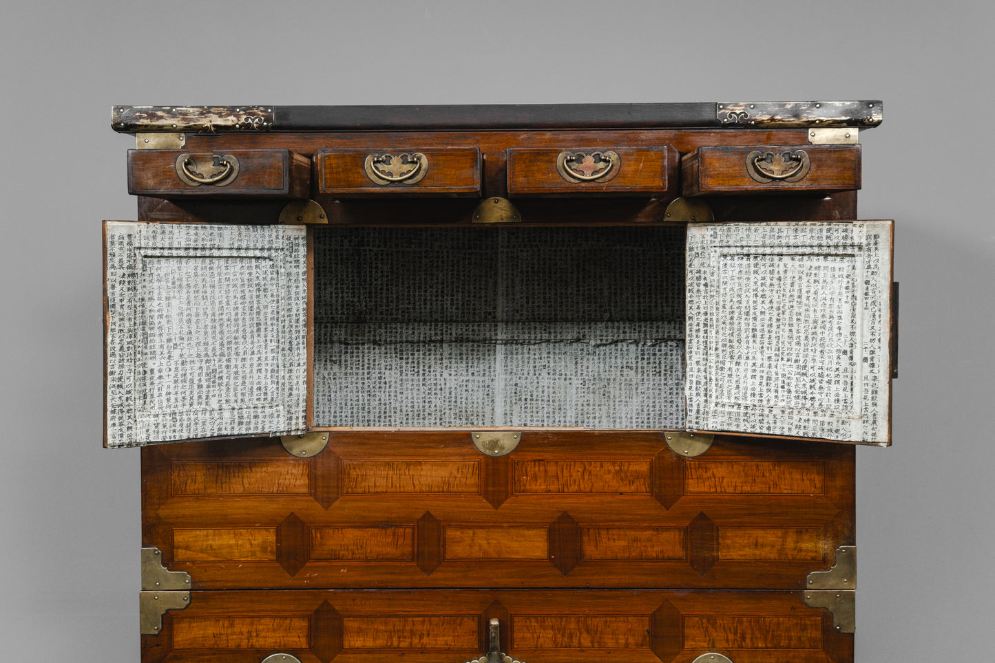Asiatischer Schrank aus Holz - vermutlich 20.Jahrhundert
