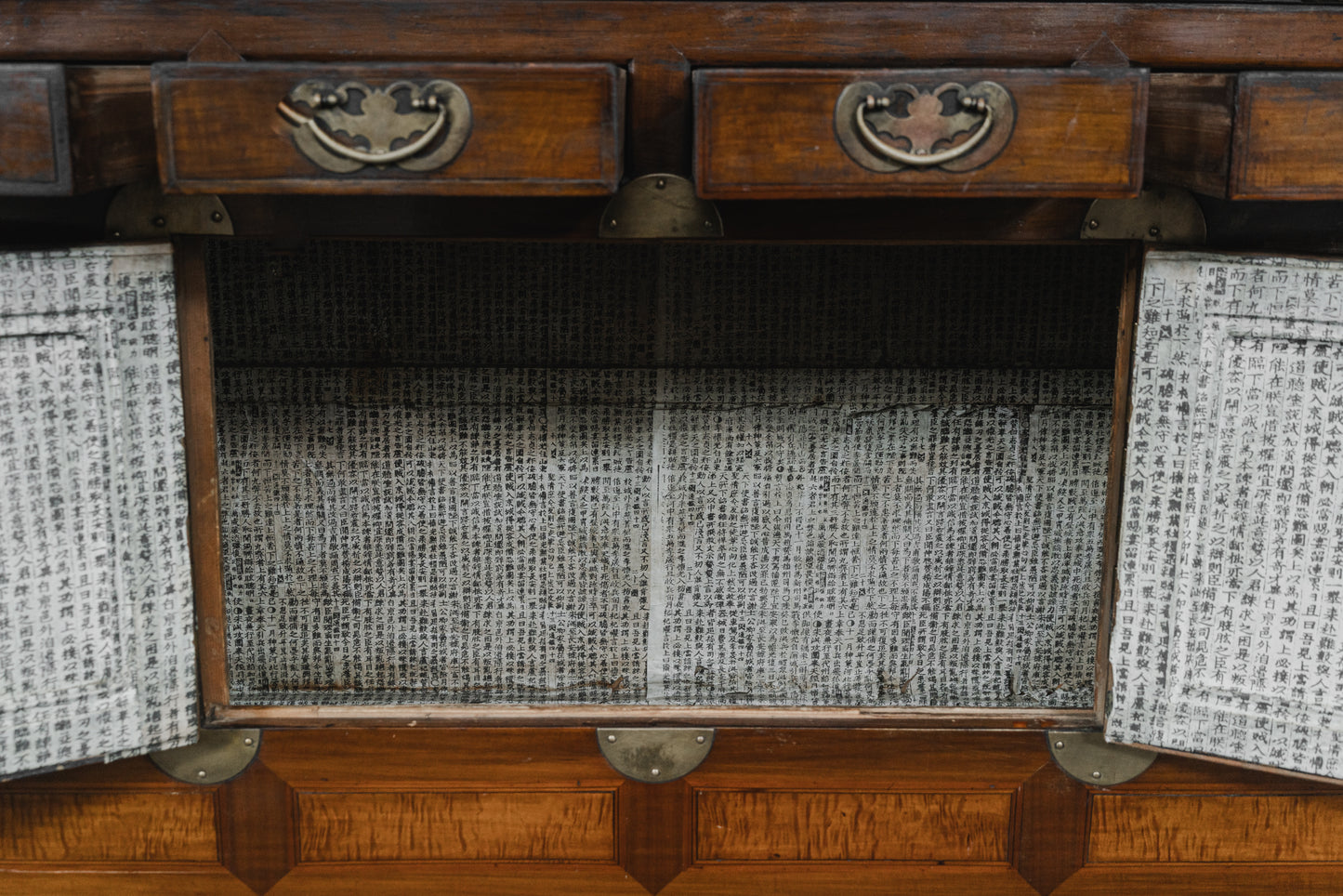 Asiatischer Schrank aus Holz - vermutlich 20.Jahrhundert