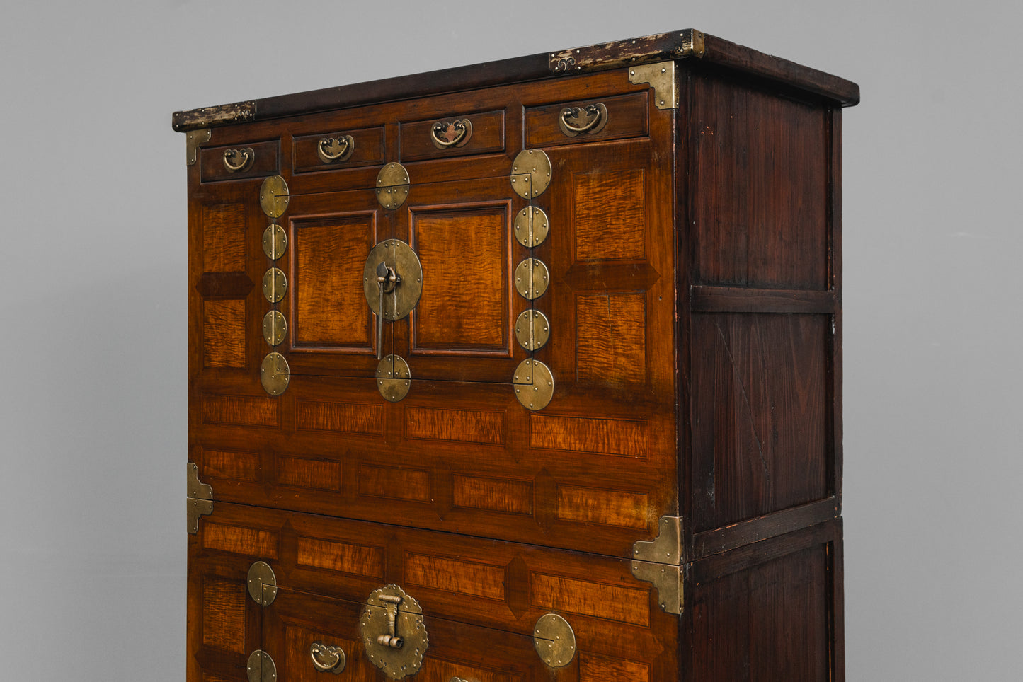 Asiatischer Schrank aus Holz - vermutlich 20.Jahrhundert