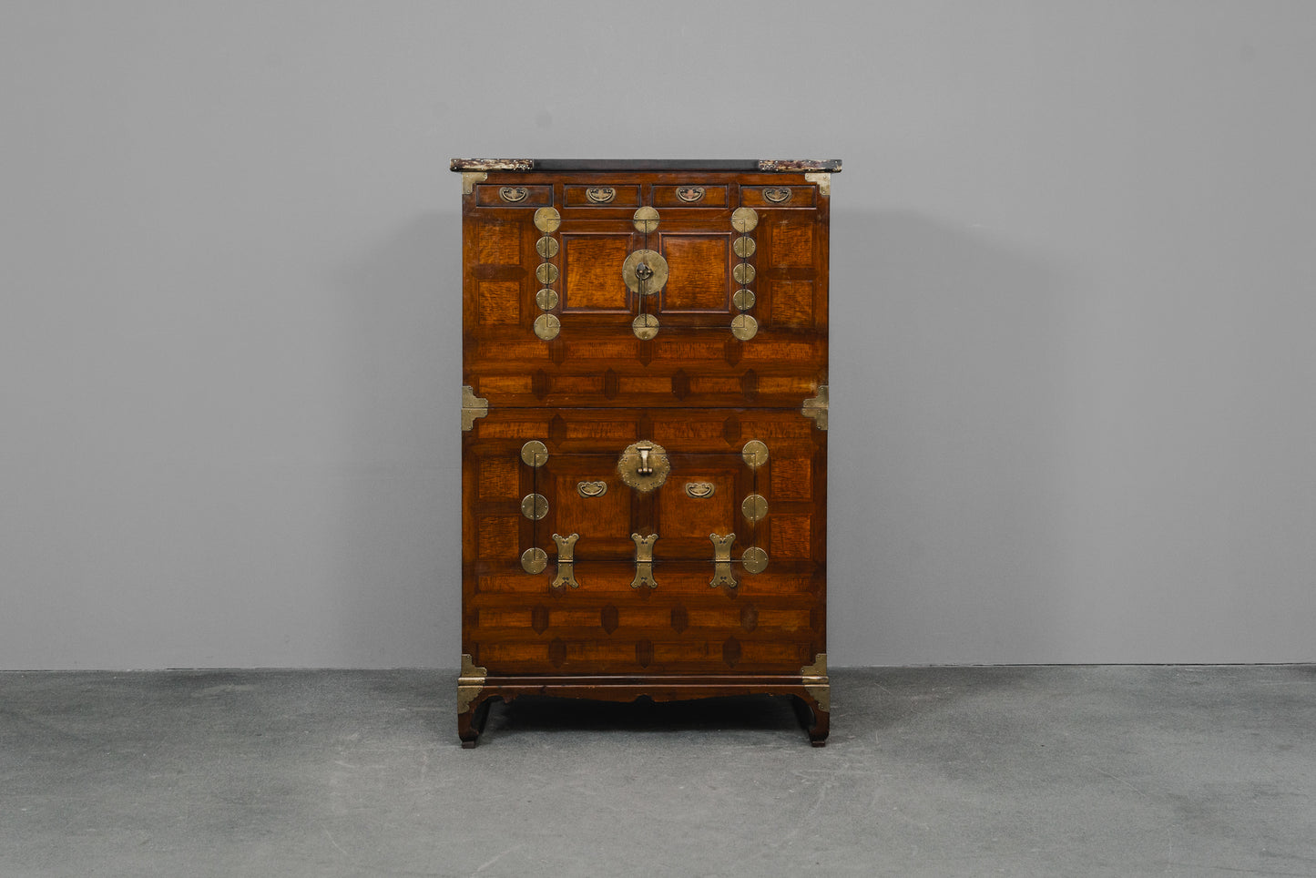 Asiatischer Schrank aus Holz - vermutlich 20.Jahrhundert