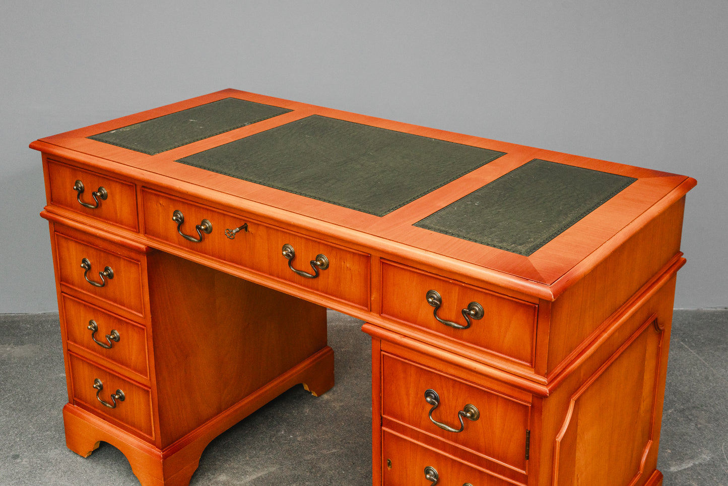 Schreibtisch im Antik Stil in Kirsche - Ende des 20.Jahrhunderts