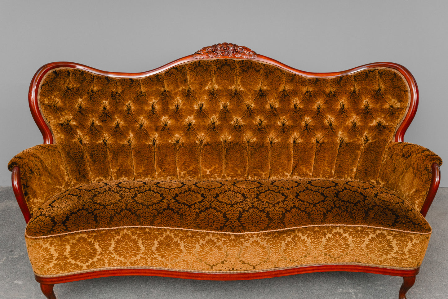 Antiker Stil Sofa in Gelb - zweite Hälfte des 20.Jahrhunderts