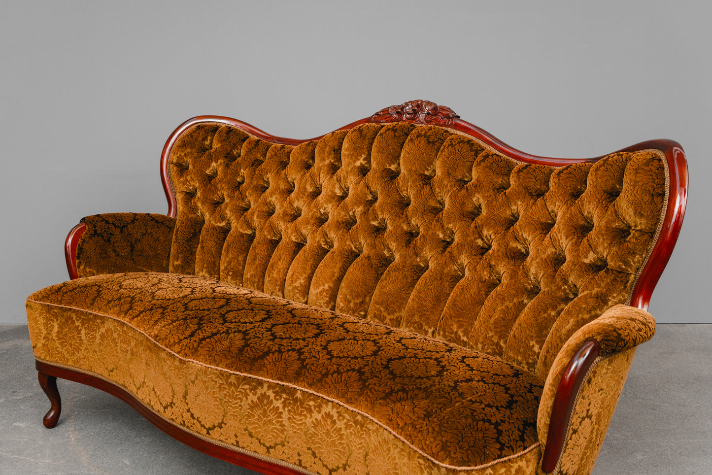 Antiker Stil Sofa in Gelb - zweite Hälfte des 20.Jahrhunderts