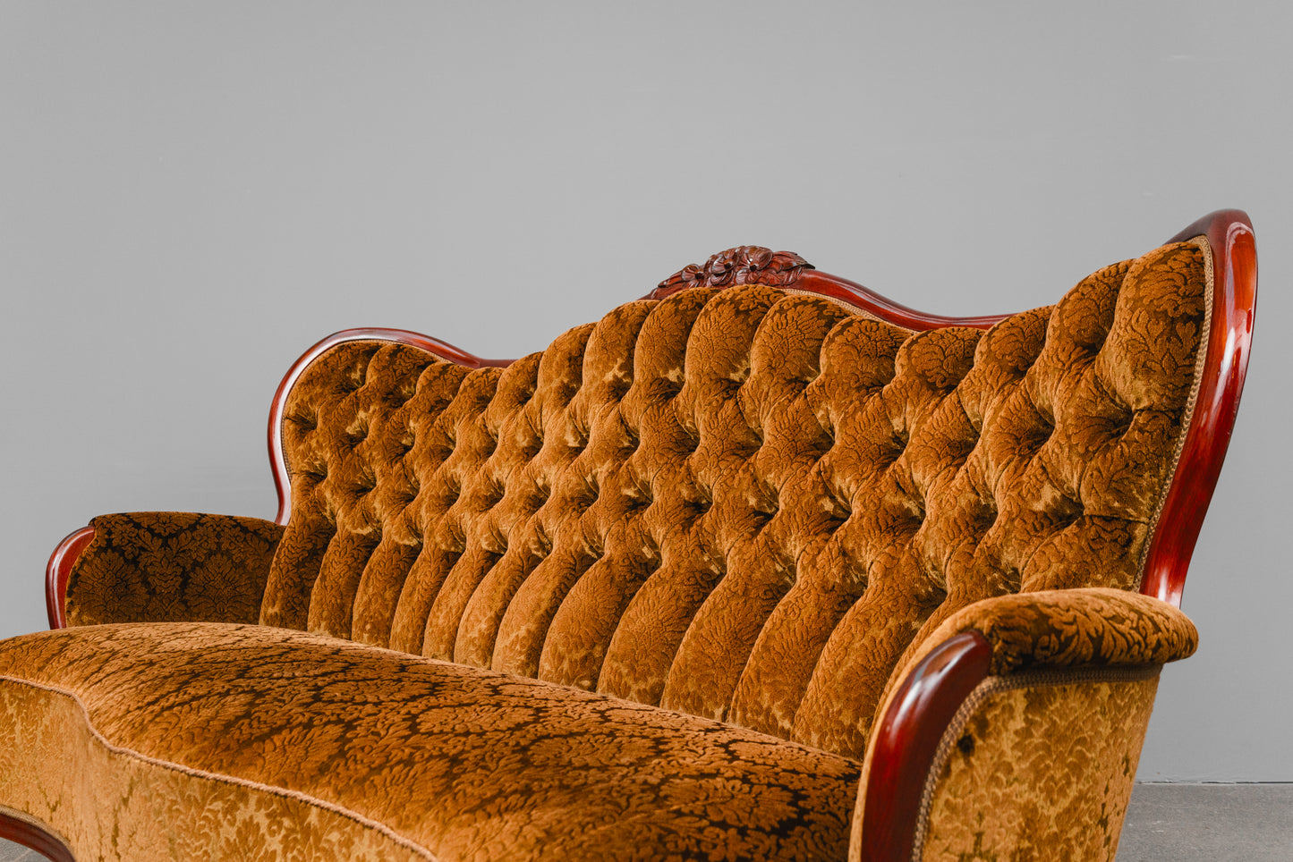 Antiker Stil Sofa in Gelb - zweite Hälfte des 20.Jahrhunderts