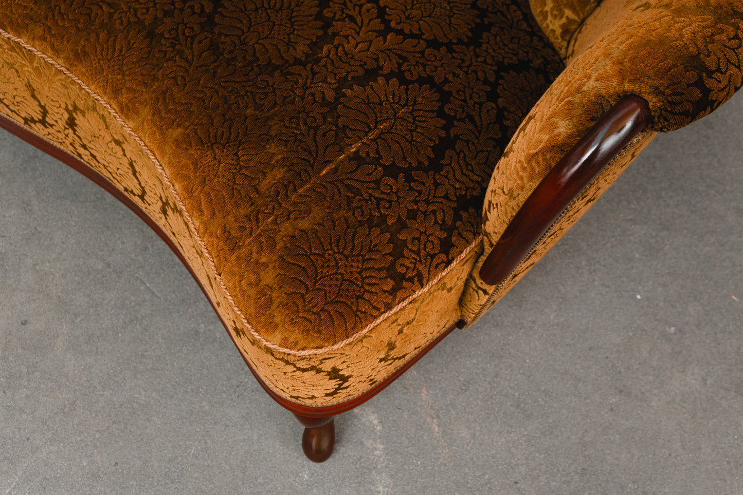 Antiker Stil Sofa in Gelb - zweite Hälfte des 20.Jahrhunderts