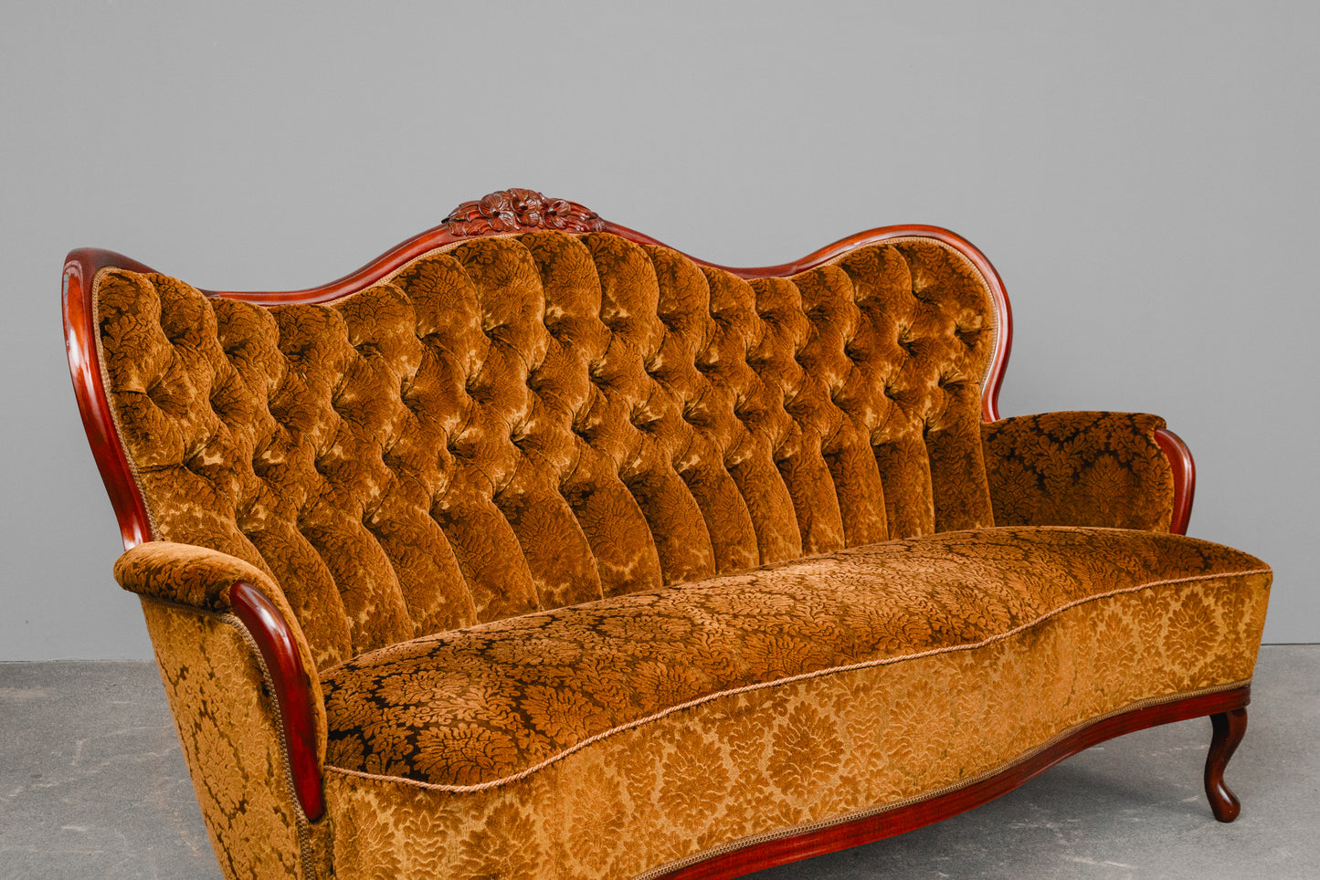 Antiker Stil Sofa in Gelb - zweite Hälfte des 20.Jahrhunderts