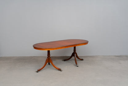 Esstisch im Englischen Stil in Eibe - zweite Hälfte des 20.Jahrhunderts