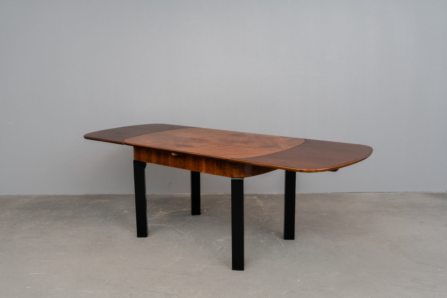 Art Déco Esstisch in Nussbaum - um 1930