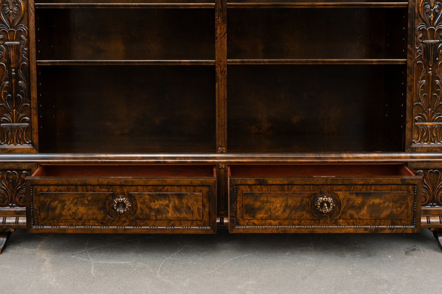 Neorenaissance Bücherregal in Birke - erste Hälfte des 20.Jahrhunderts