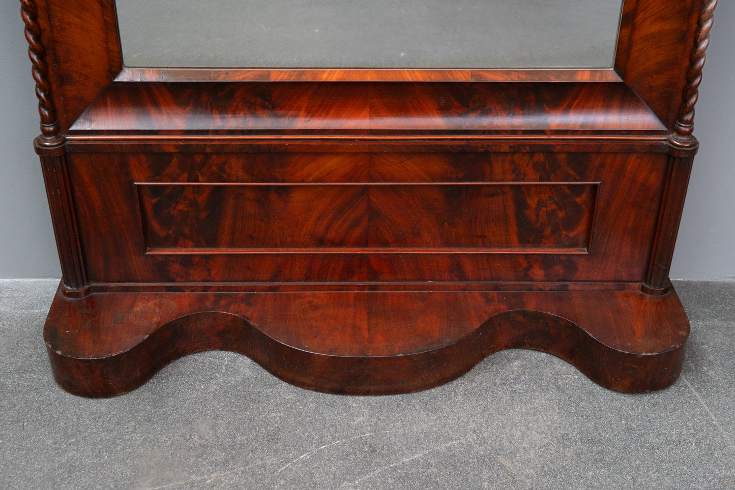 Biedermeier Spiegel mit Konsole in Mahagoni - Mitte des 19.Jahrhunderts