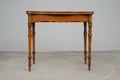 Biedermeier Spieltisch in Nussbaum - Mitte des 19.Jahrhunderts