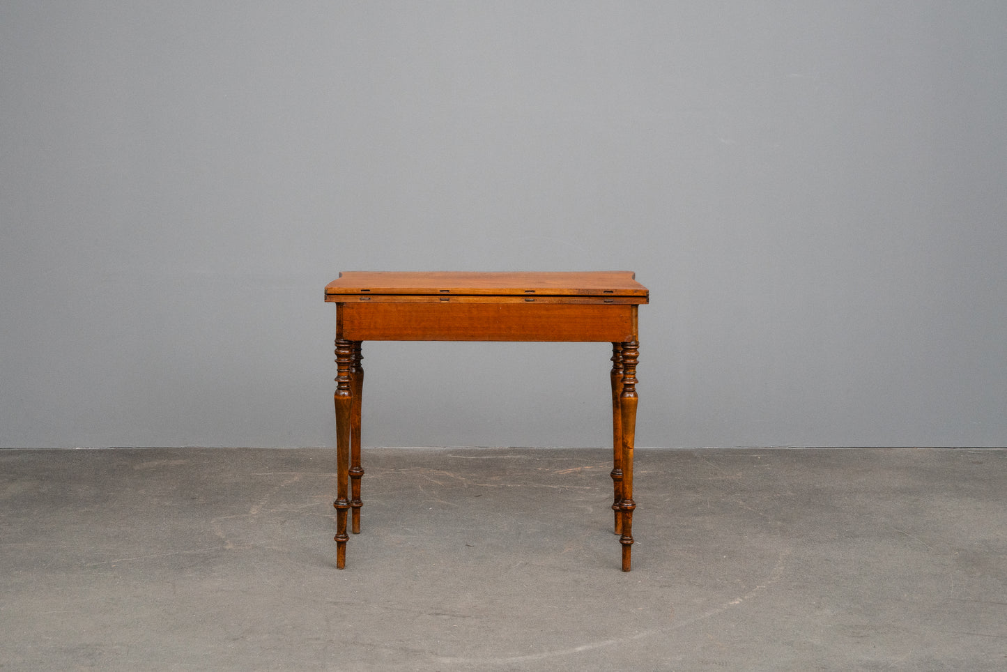 Biedermeier Spieltisch in Nussbaum - Mitte des 19.Jahrhunderts