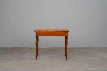 Biedermeier Spieltisch in Nussbaum - Mitte des 19.Jahrhunderts
