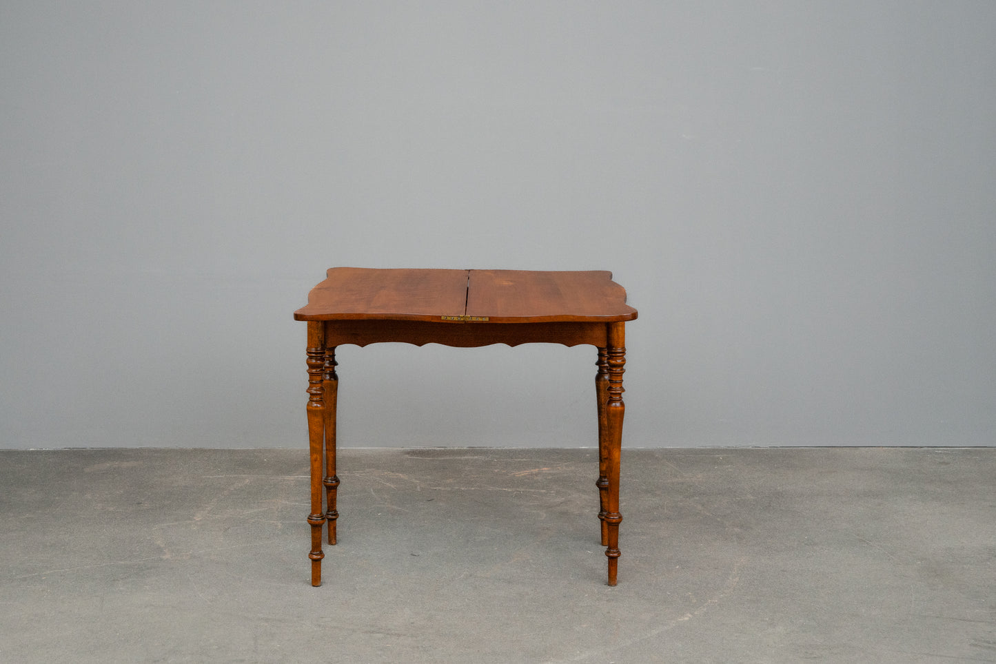 Biedermeier Spieltisch in Nussbaum - Mitte des 19.Jahrhunderts
