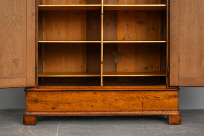 Biedermeier Kleiderschrank in Eiche - 1.Hälfte des 19.Jahrhunderts