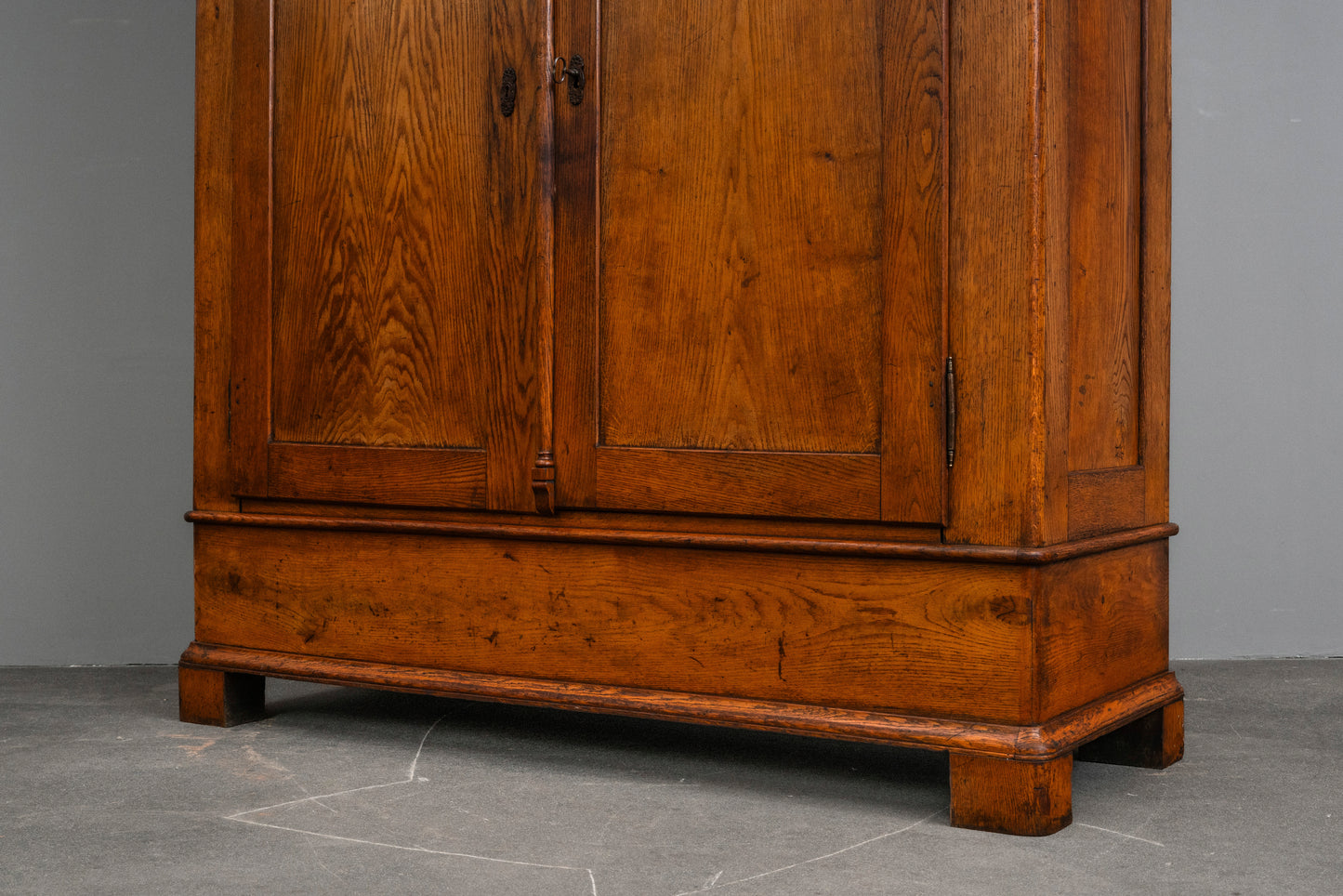 Biedermeier Kleiderschrank in Eiche - 1.Hälfte des 19.Jahrhunderts