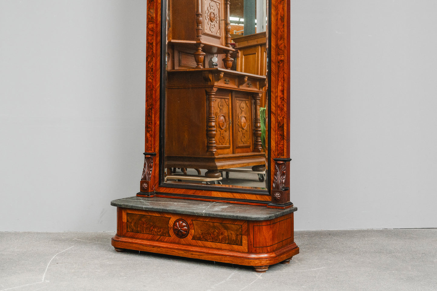 Historismus Wandspiegel in Nussbaum - 2.Hälfte des 19.Jahrhunderts