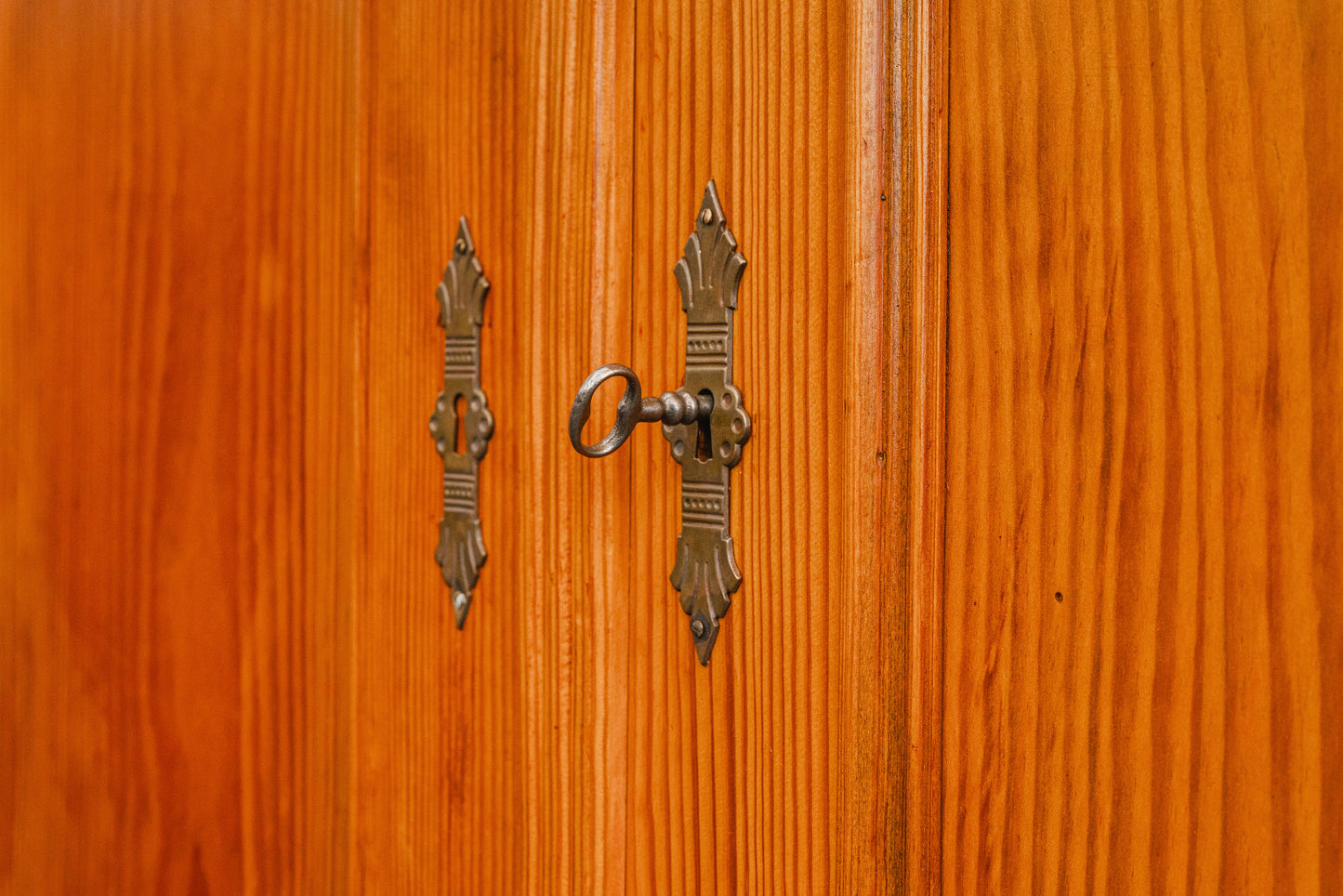 Gründerzeit Kleiderschrank in Kiefer - 2.Hälfte des 19.Jahrhunderts