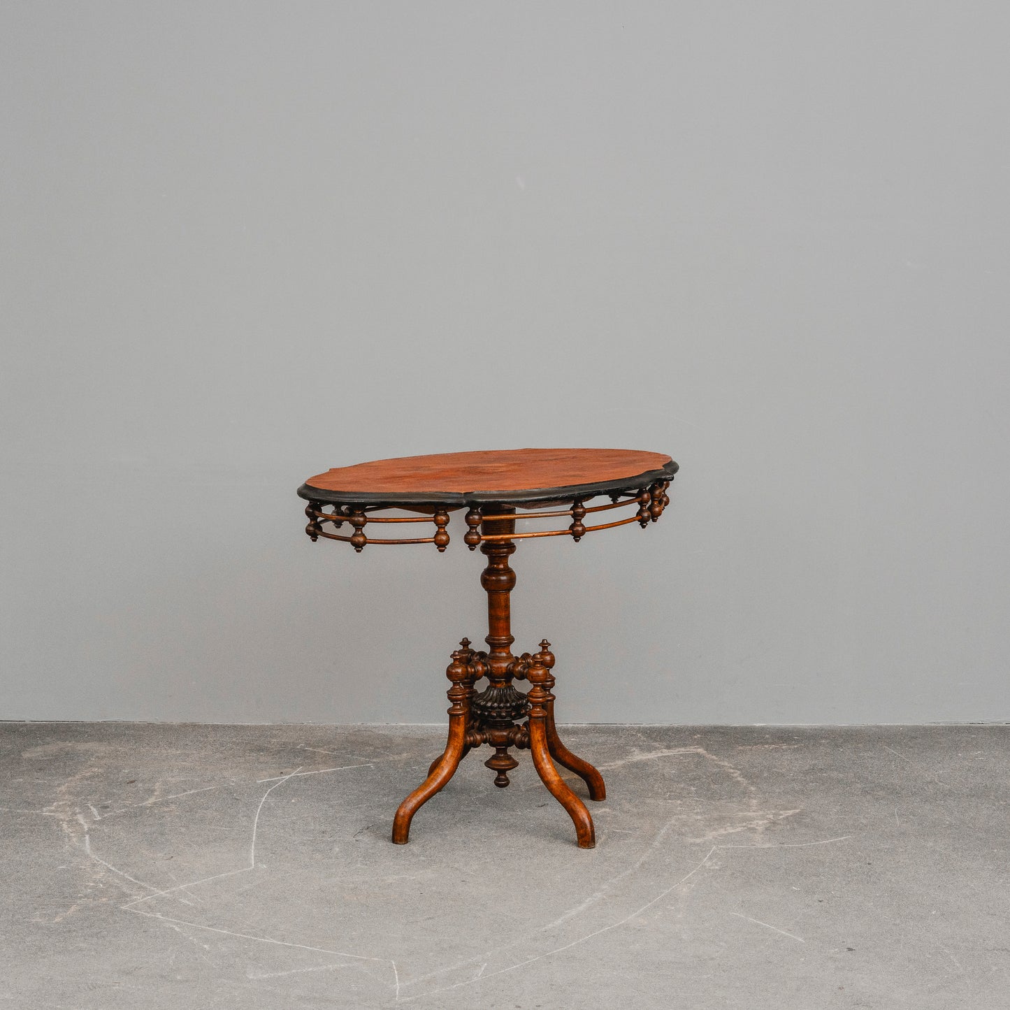 Biedermeier Salontisch in Nussbaum - Mitte des 19.Jahrhunderts
