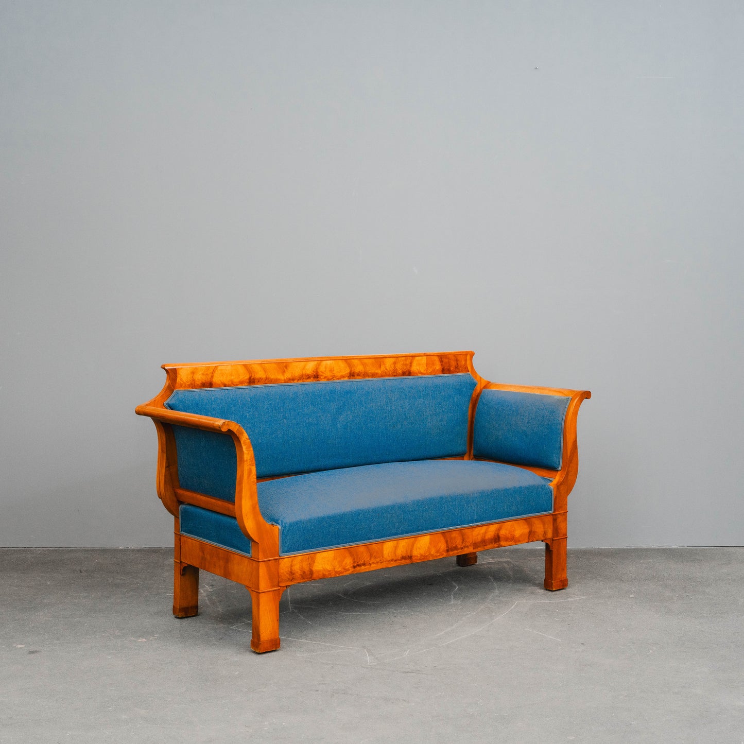 Biedermeier Sofa in Nussbaum - 1.Hälfte des 19.Jahrhunderts