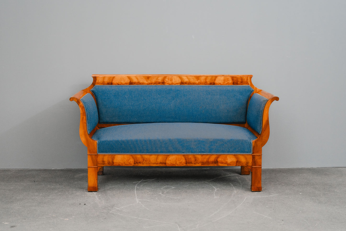 Biedermeier Sofa in Nussbaum - 1.Hälfte des 19.Jahrhunderts