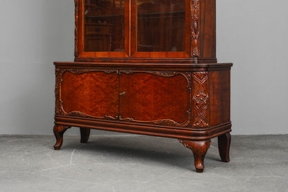 Jugendstil Vitrinenschrank in Nussbaum - 1.Hälfte des 20.Jahrhunderts