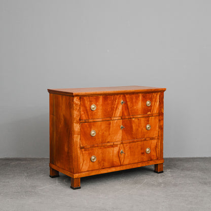 Große Biedermeier Kommode in Nussbaum - 1.Hälfte des 19.Jahrhunderts