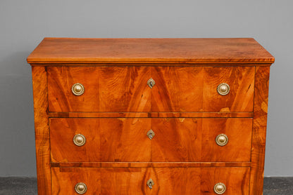 Große Biedermeier Kommode in Nussbaum - 1.Hälfte des 19.Jahrhunderts